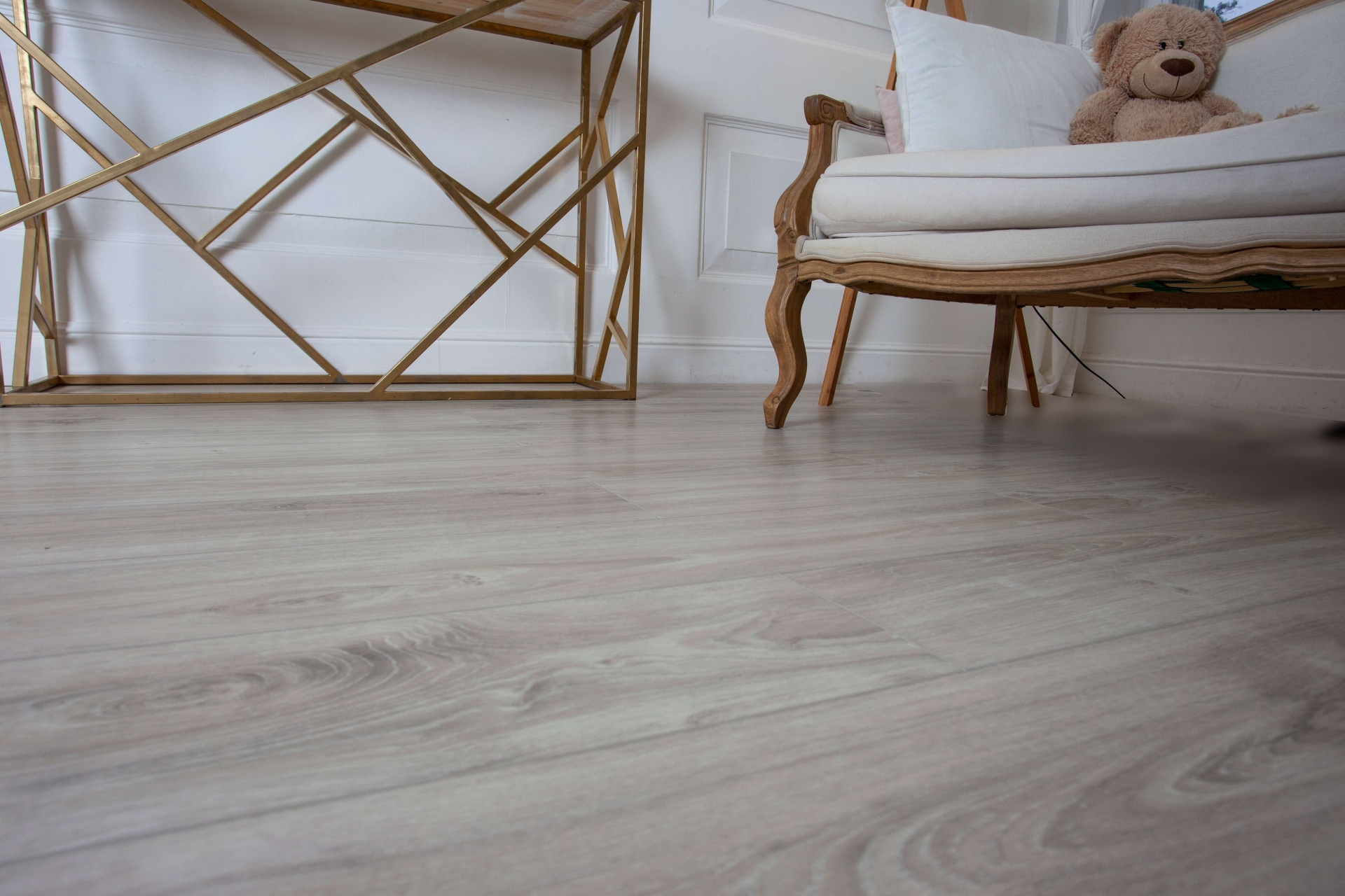 Усовершенствованная кварц-виниловая плитка «Damy Floor» Дуб Белый (1227*187*2,5 мм) — купить в Сарове